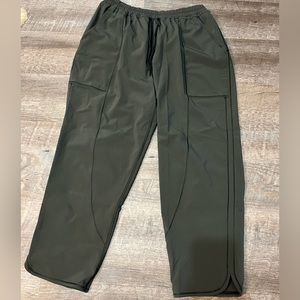 Lululemon green cropped pant size 6